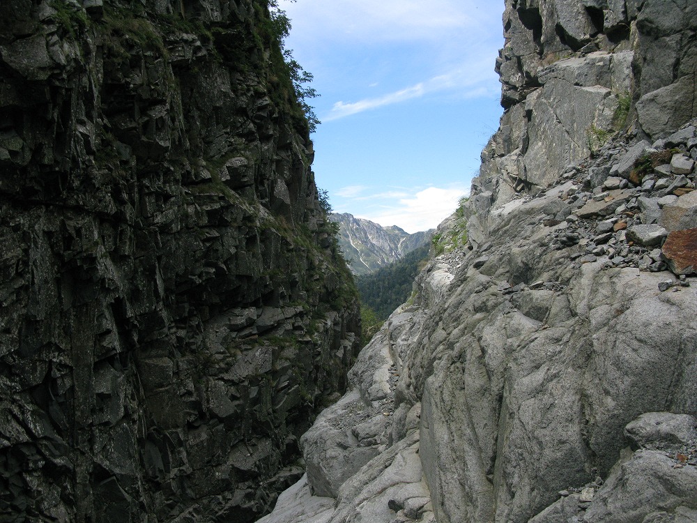 ナメリ滝上から下流ゴルジュ方向